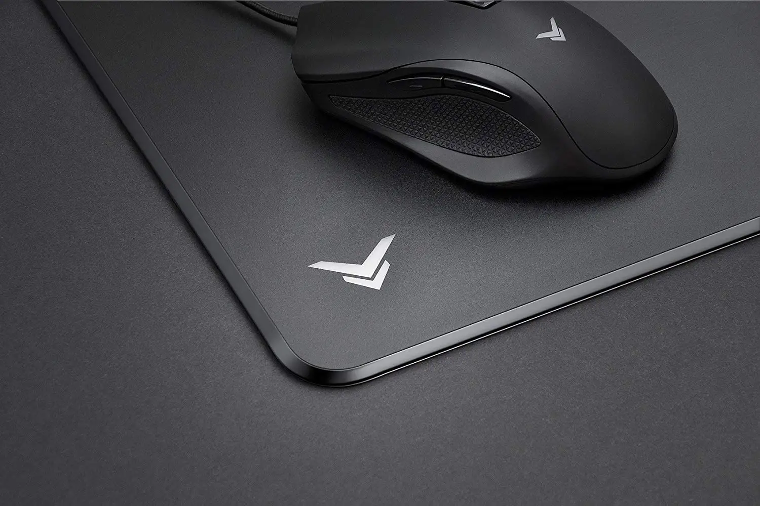 AmazonBasics жесткий игровой коврик для мыши с светодиодный световыми эффектами