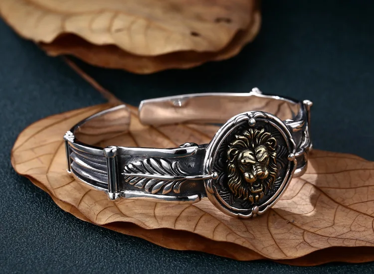 Löwenarmband am Handgelenk