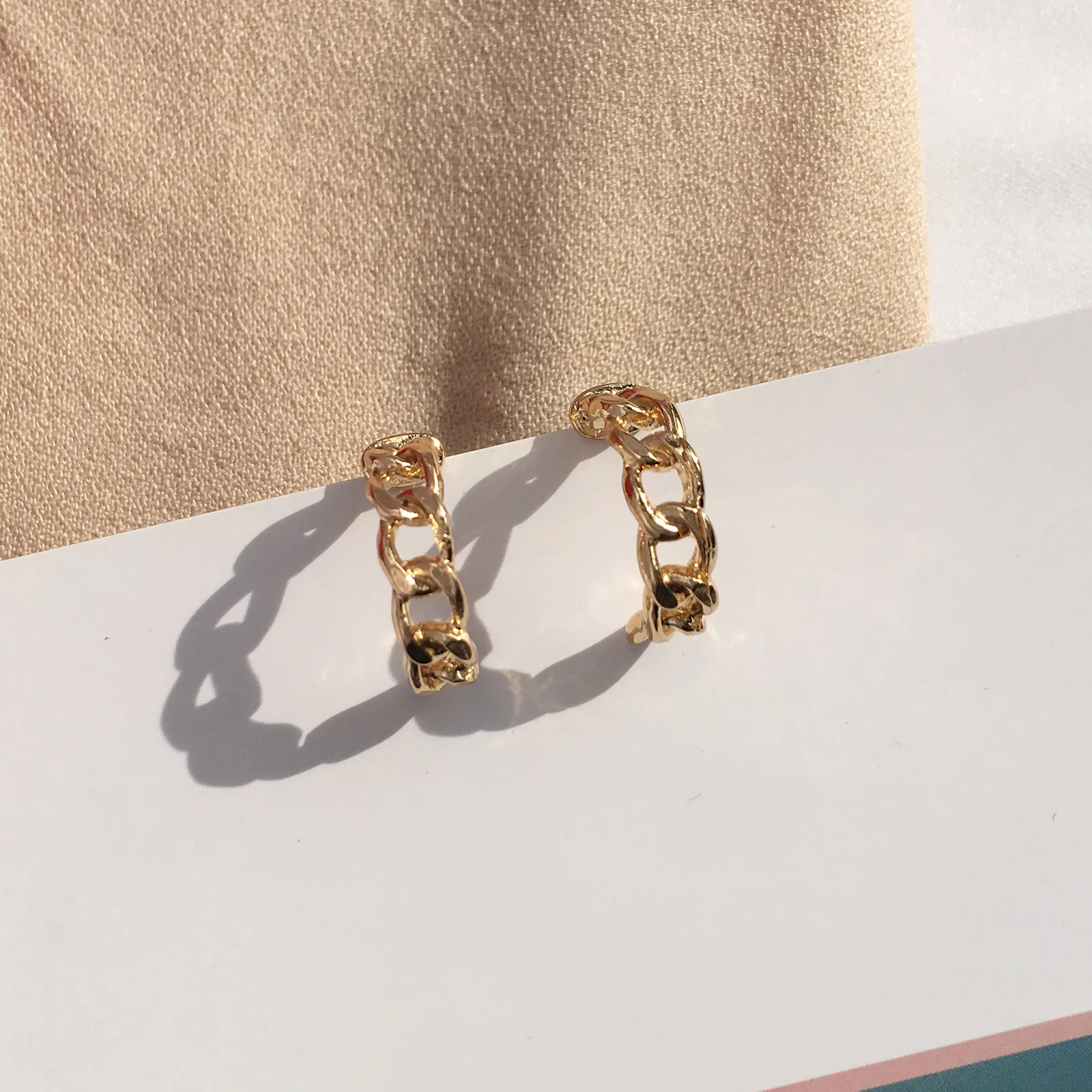 

2019 Korean Gold Color Chain Hoop Earrings for Women Fashion Popular Metal Chain C Type Simple Earrings Statement Jewelry Gifts