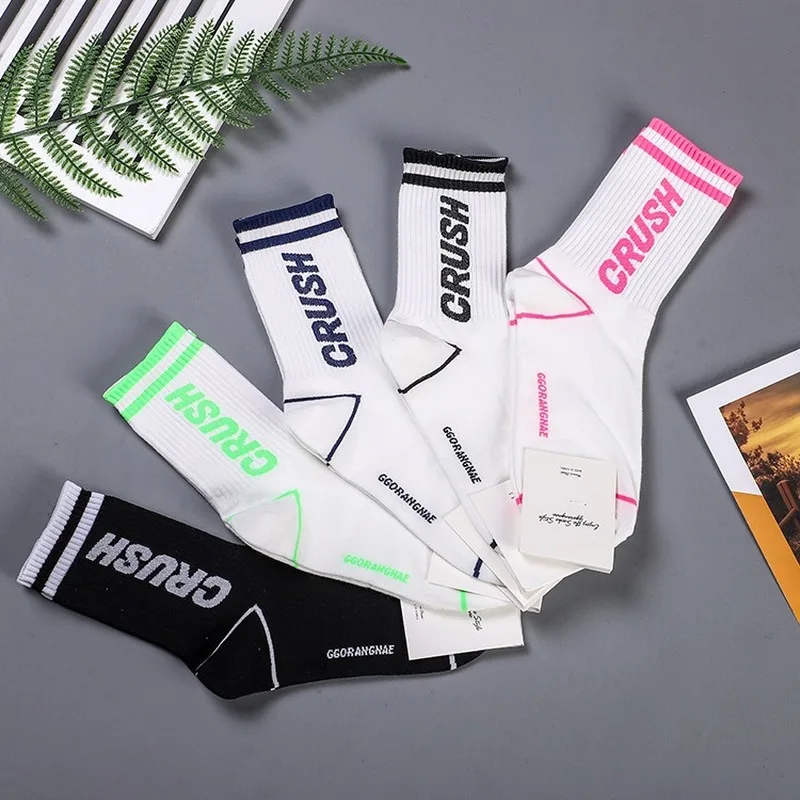 Однотонные Носки ярких цветов, одежда в полоску и с надписью на осень-зиму женские хлопковые носки; Модная Повседневная дышащая удобная обувь для спорта