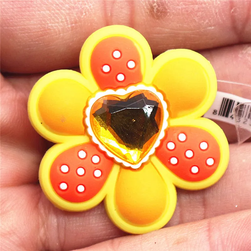 1pcs High Imitation Shoe Charms Colorful Heart-shaped Shoe Buckles Original Accessory fit Bracelets Croc JIBZ Kids Gifts F-ZBX20