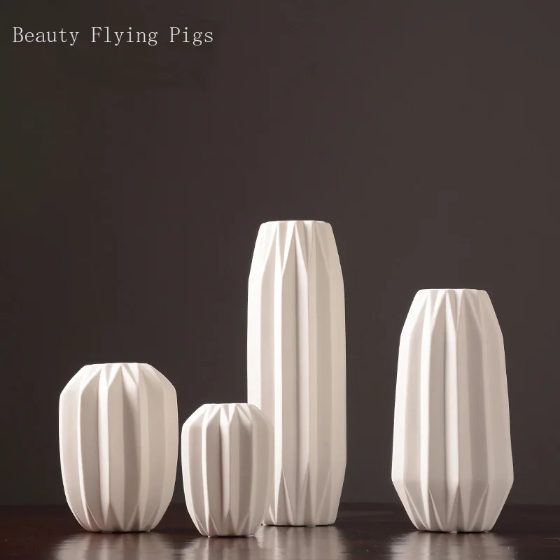 

Скандинавские декоративные вазы с белыми цветами