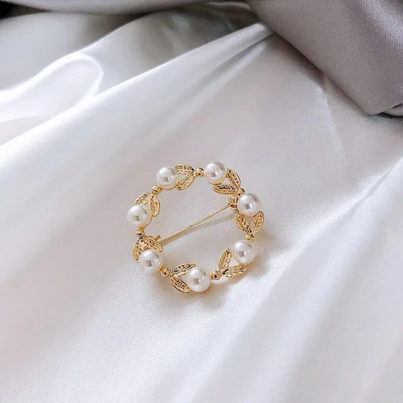 Rinhoo Baroque Imitation Pearl Rhinestone Wreath Butterfly Brooch Women Trend Elegant Circle Leaf Brooch Pins Party Wedding Gift