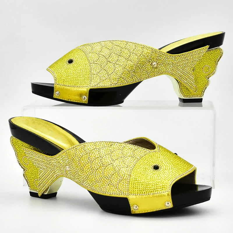 Женская обувь желтого цвета украшенная камнями в итальянском стиле|shoe and bag set|ladies