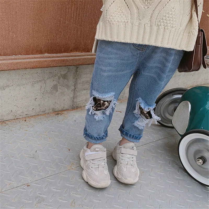 Детские рваные джинсы г. Новые весенние детские рваные джинсовые брюки для маленьких мальчиков и девочек, От 3 до 7 лет
