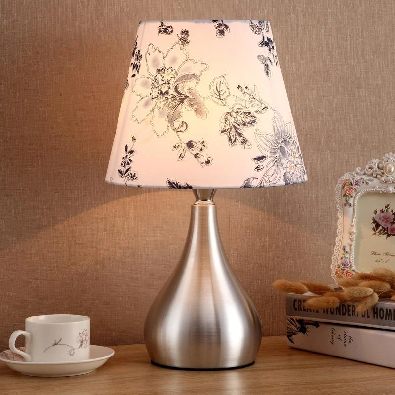 Скандинавский Железный светодиодный настольный светильник, Современная прикроватная лампа для спальни, простой дворцовый декор, Настольные светильники для гостиной, внутреннего освещения