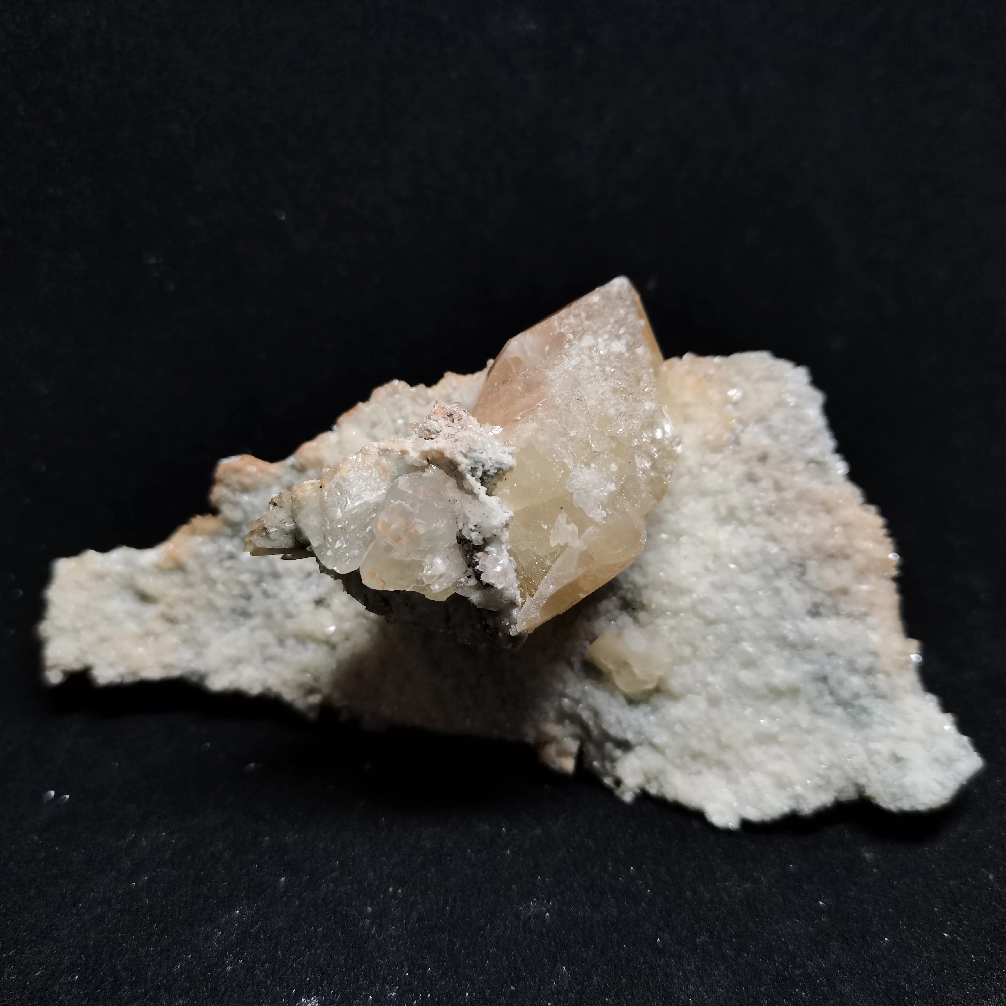 

218.7gMineral samples of natural pink calcite and pyrite Association