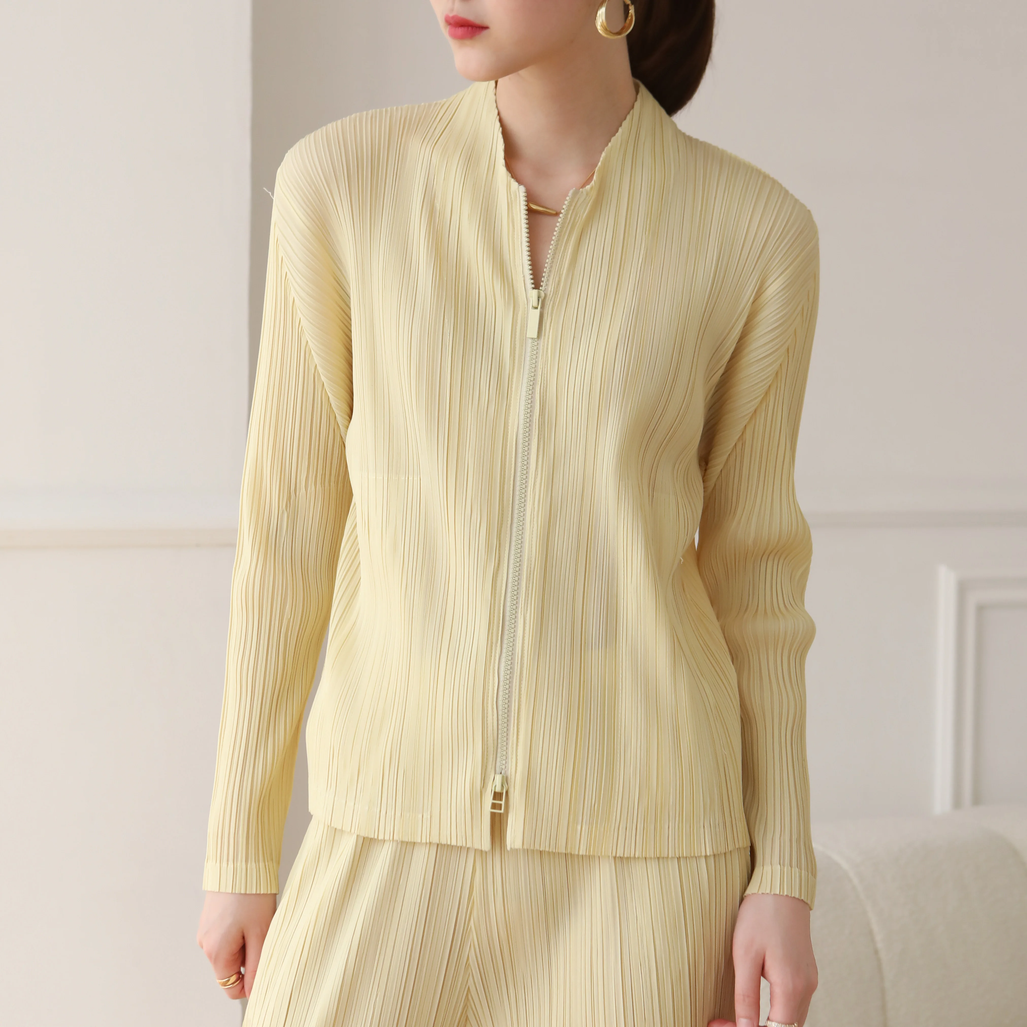 Autumn, spring new  miyake fold raglan sleeve v-neck cultivate one's morality leisure jacket zipper short coat baseball uni changpleat women suit miyake fold fashionable plus size slim three quarter sleeve dress nine point pants two piece suit