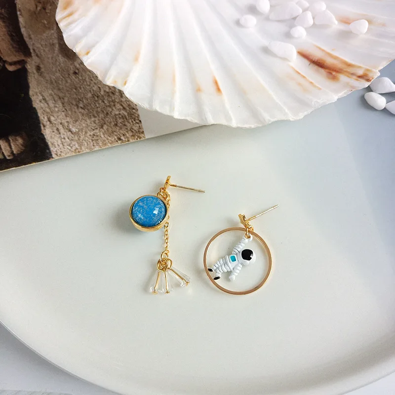 

New Asymmetrical Star Earrings Astronau Ball Glass Drop Earrings For Women Fashion Korean Temperament Girl Student Gift