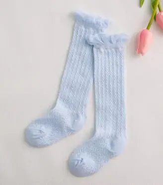 Летние дышащие нескользящие носки для новорожденных, тонкие хлопковые носки в сеточку с бантиком для девочек 0-24 месяцев, большой кружевной бант с жемчужинами для новорожденных - Цвет: blue knee mesh