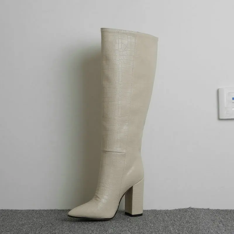 Дизайнерские женские сапоги до колена из искусственной кожи с ремешком; сапоги с острым носком; женские длинные сапоги на массивном высоком каблуке; цвет черный, абрикосовый, коричневый