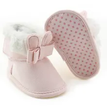 Модная одежда для новорожденного ребенка сапоги для маленьких девочек для детской кроватки туфли на плоской подошве с бантом, пинетки Угги с мехом, теплые зимние ботинки с бантом для малышей