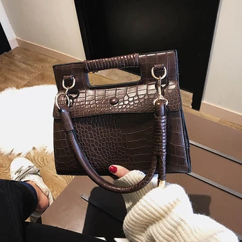 

Foreign style bag female new fashion autumn/winter 2020 leisure cross-body small bag 100 take hand bill of lading shoulder bag