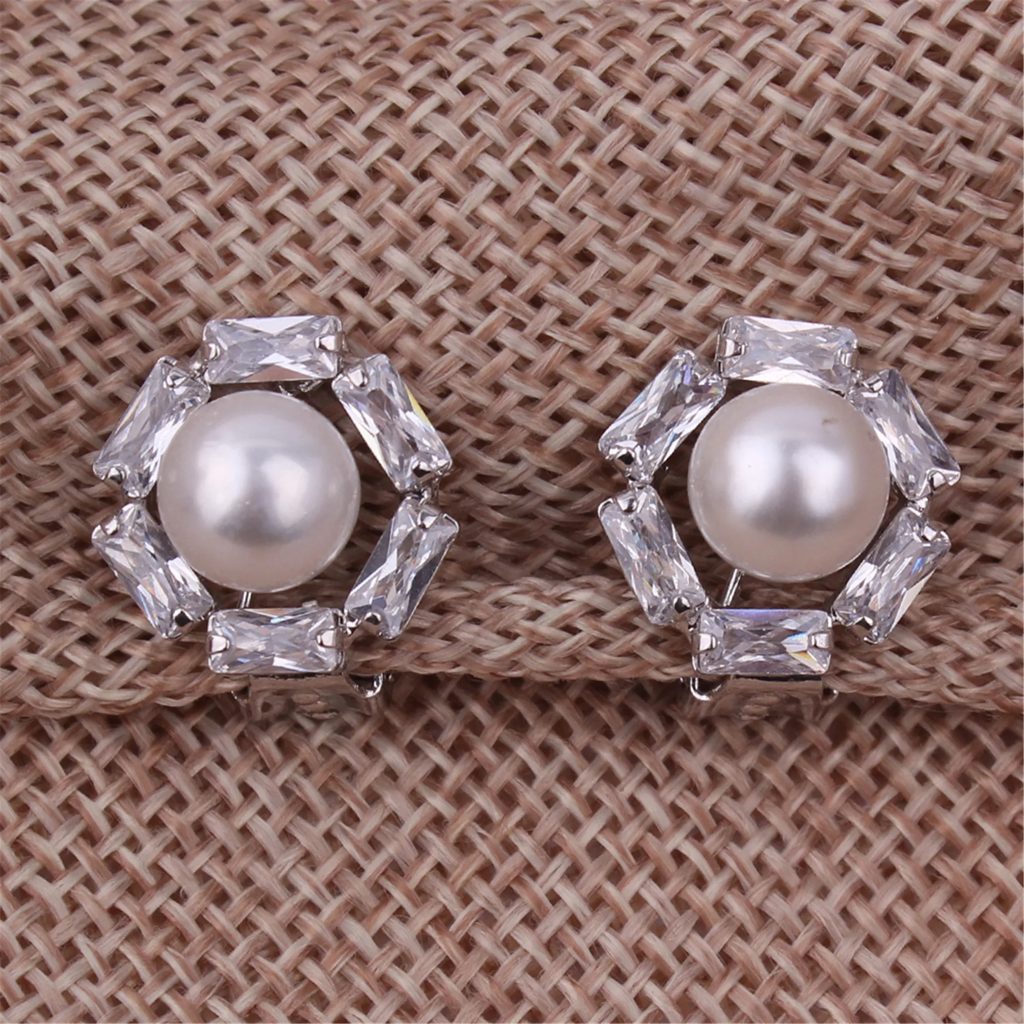 Ear clip earrings WENHQ New cubic zircon pearl Clip on earrings No pierced For women girl Fashion gold color Flower shape Ear clip Fake earrings