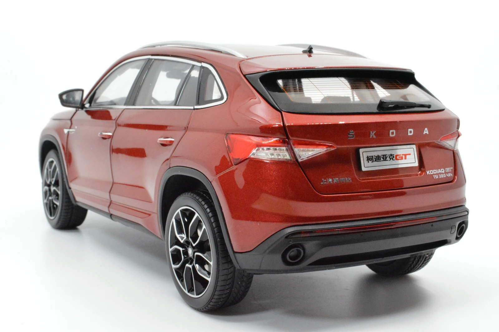 Модель Paudi 1/18 1:18 Масштаб Skoda Kodiaq GT SUV красный литой модельный автомобиль игрушка двери автомобиля открыть