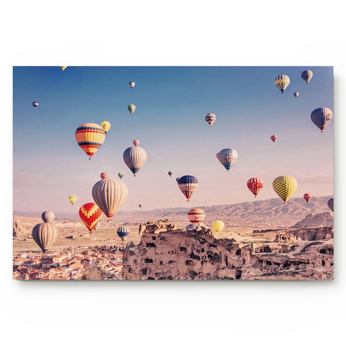 Воздушные шары летают над скалистым пейзажем в Cappadocia Турция внутренняя ванная