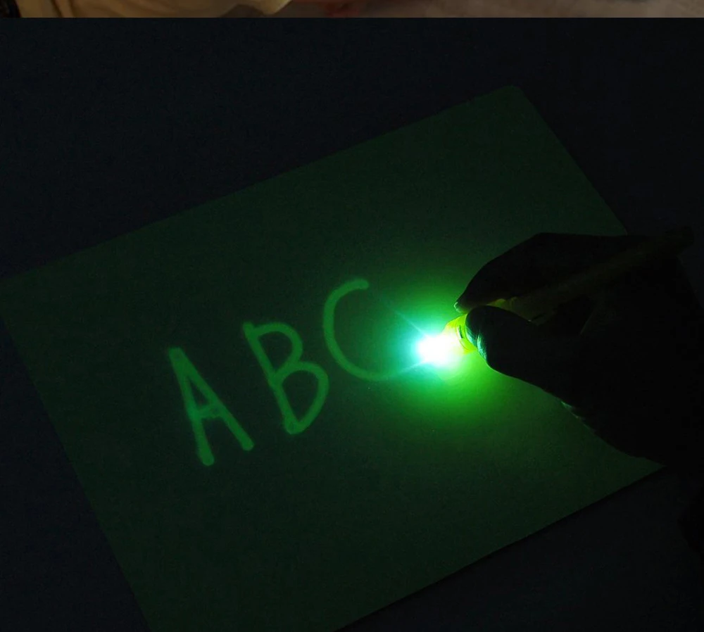 

Paint set Funny Magic Draw with Light glow in Dark Highlighter Drawing Board Set Learn Language Toy for Children Christmas gift