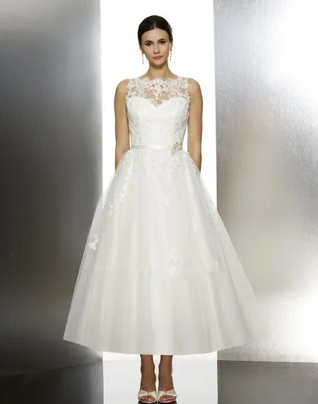 

tea length tulle ball gown V-back Delicate lace appliques beaded ribbon tie-back sash Button wedding gown bridal dress 2016
