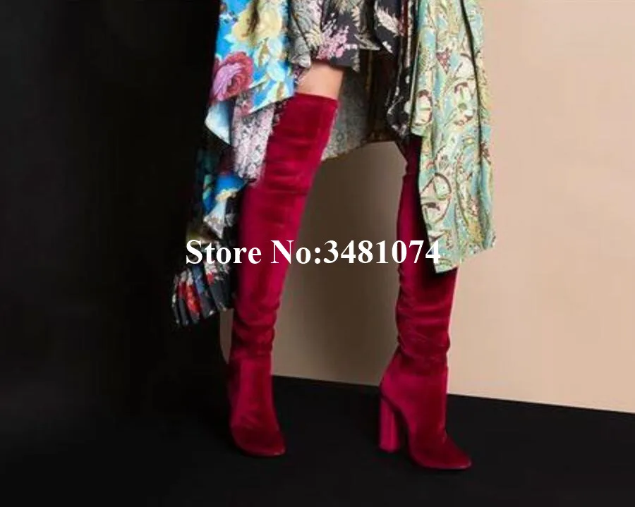 Однотонные эластичные сапоги из флока; пикантная зимняя модная женская обувь выше колена с острым носком и квадратным каблуком на молнии сбоку