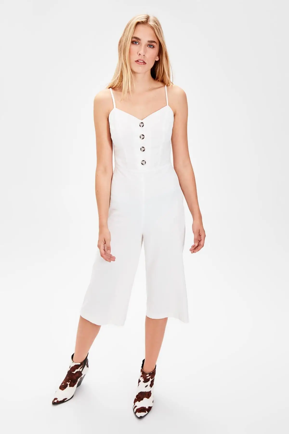 

Trendyol Ecru Button Detail Jumpsuit TWOSS19TU0044