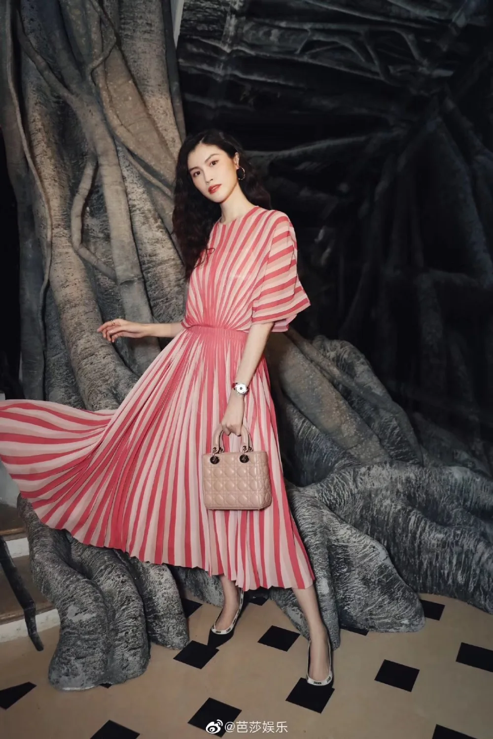 Горячая Miyake Модные Полосатые розовые складные o-образным вырезом с коротким рукавом талии тонкие и красивые платья