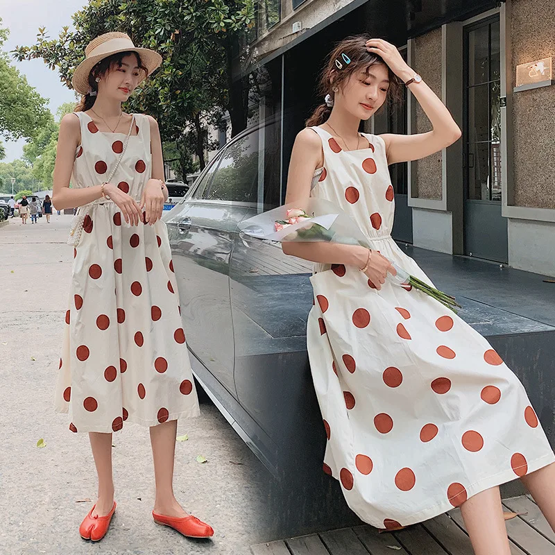 

Photo Shoot INS Literature And Art France Non-mainstream Sweet Wine Red Polka Dot Shirred Waist Hugging Camisole Square Collar A