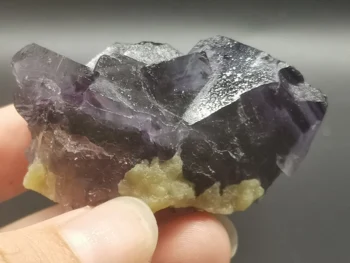 

68.5gNatural dark purple fluorite, crystal mineral specimen