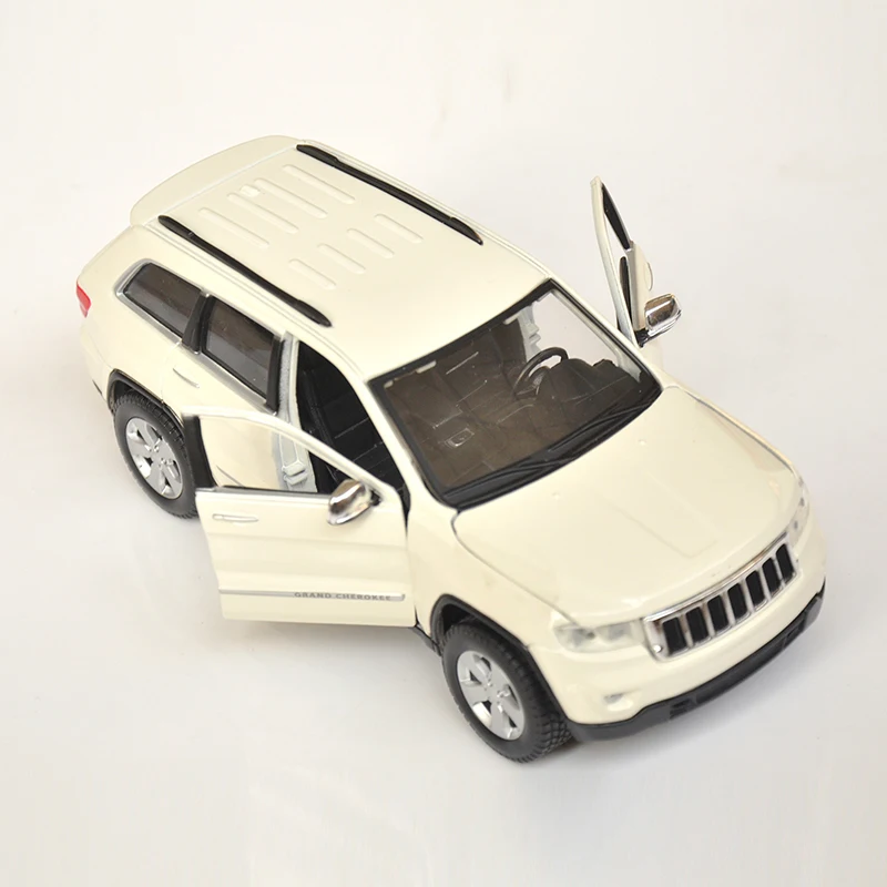 Детские игрушки Maisto 3 цвета 1/24 Литой Сплав 2011 Jeep Grand Cherokee золотой белый красный 1:24 Модель автомобиля игрушки для мальчиков подарок - Цвет: white