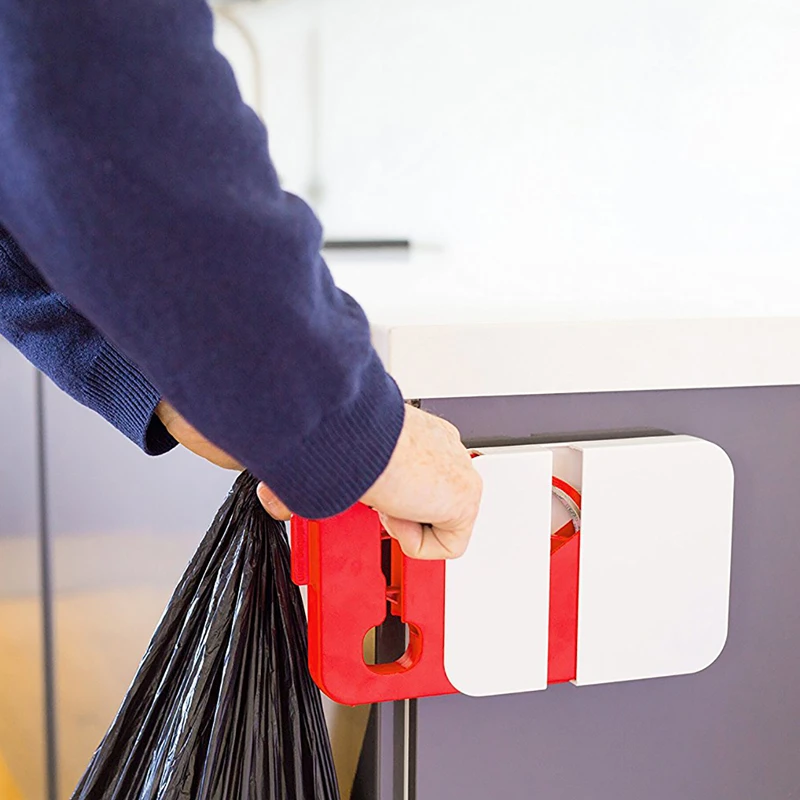 Mains D'une Femme à L'aide D'une Machine à Sceller Les Sacs En Plastique  Machine à Sceller Les Films Plastiques Le Concept D'emballage De Divers  Articles