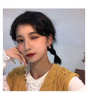 

UXN254 Korean Temperament 925 Silver Needle Advanced Sensory Earrings Female Personality Pearl Earrings Simple