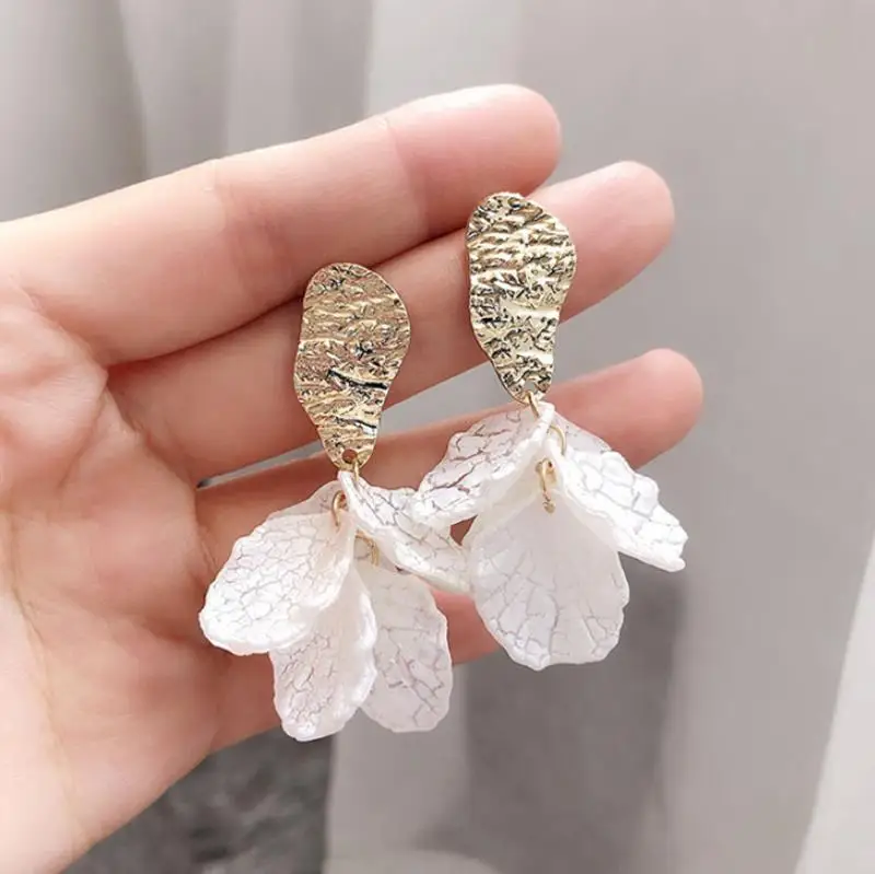 Серьги, новая мода, Корейская белая ракушка, цветок, лепесток, висячие серьги для женщин, геометрические массивные подвески, трендовые ювелирные изделия