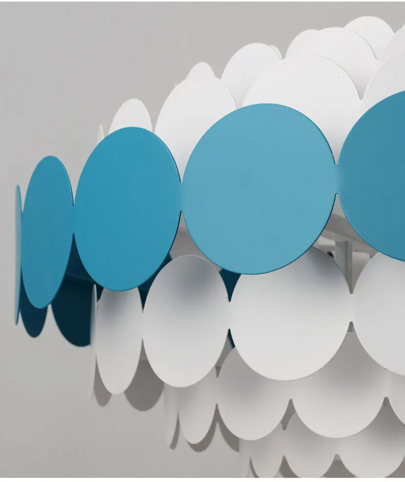 彩色圆片吊灯下_14