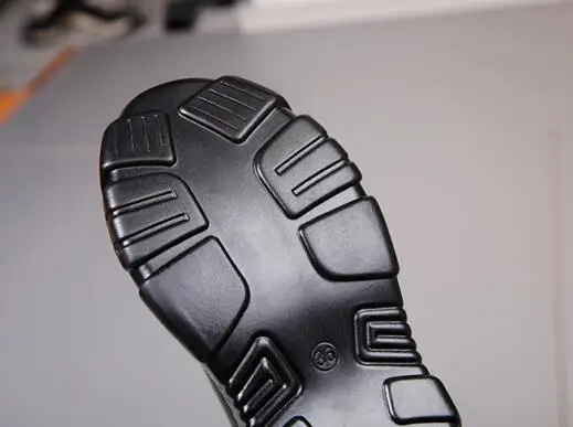 Черные кожаные ботинки до середины икры; коллекция года; зимние мотоциклетные ботинки в стиле панк; женские ботинки на водонепроницаемой платформе с ремешком и пряжкой