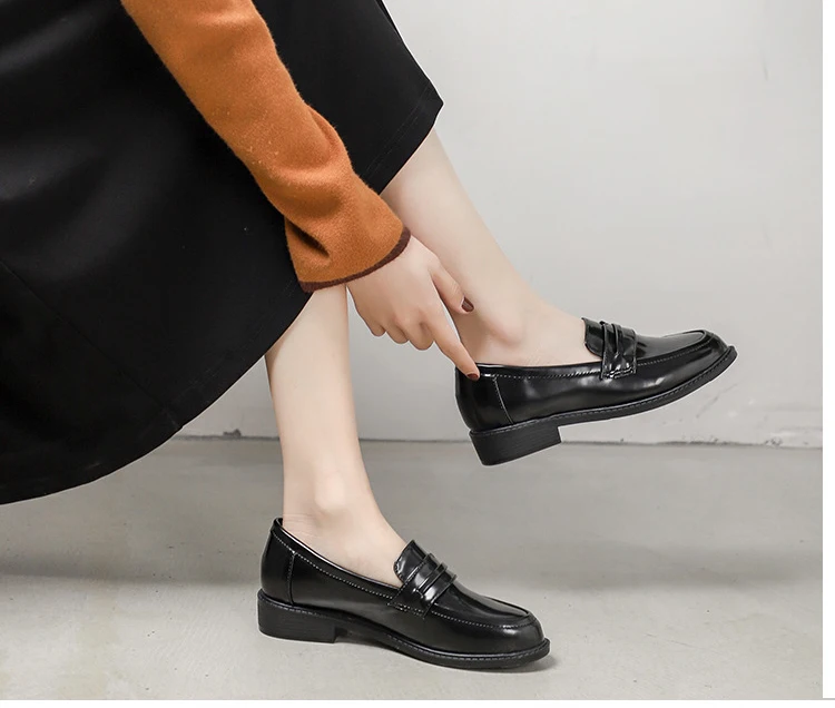 Большие размеры 34-41; Осенняя кожаная обувь; женская обувь без застежки на плоской подошве черного цвета; лоферы в студенческом стиле для женщин