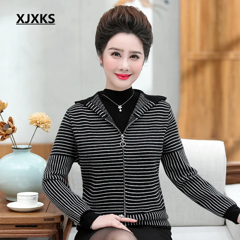 XJXKS autumn winter new fashion hooded women's jacket plus size striped comfortable cashmere women's knitted cardigan coat - Цвет: Черный