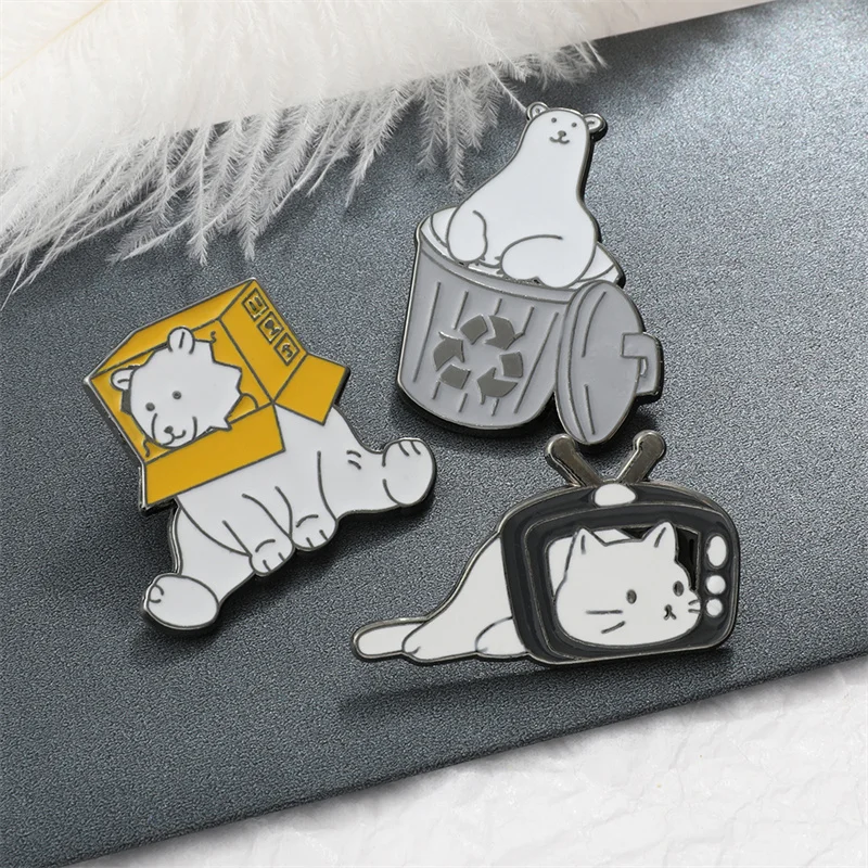 New Cute Animal Polar Bear Cat Smalto Pin Cartoon Spille Per Le Donne Riciclabile Bin Television Paper Box Pin S Badge Jewelry