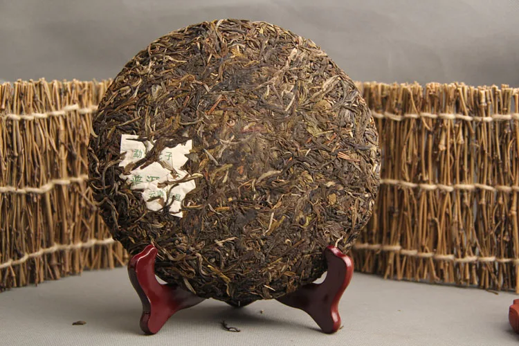 Menghai Pu'er Gong Bing Royal Pu'er Sheng Pu-erh 357 г