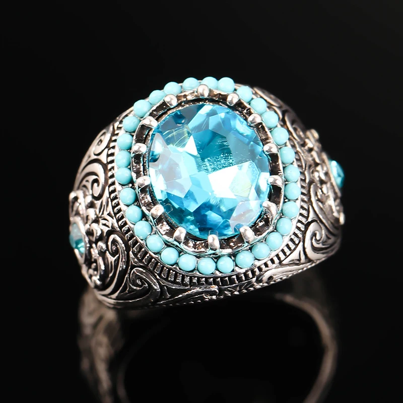 Женское винтажное двухцветное кольцо с волнистым узором украшенное синим камнем