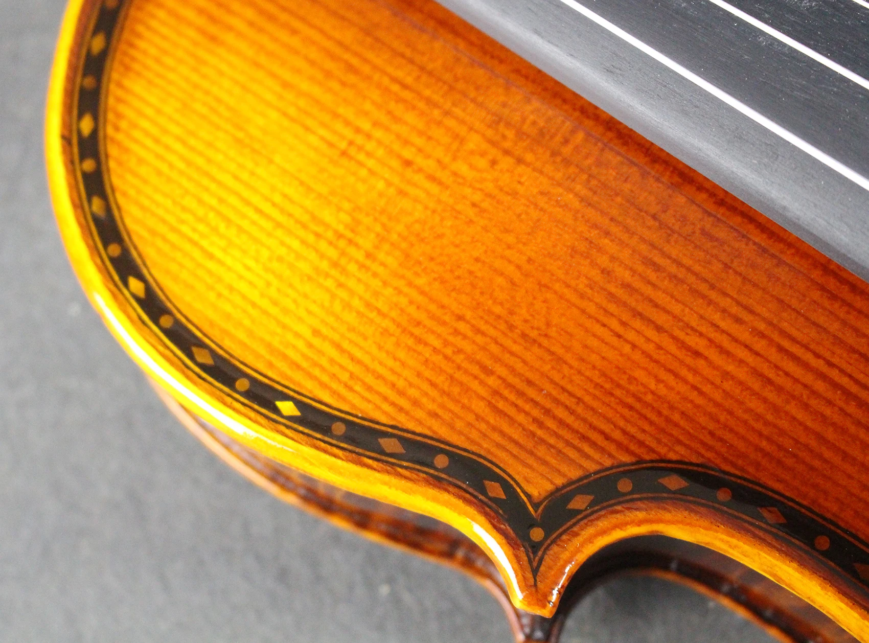 4/4 Carved Violin with Beautiful Drawing One Piece Back With Free case and Bow