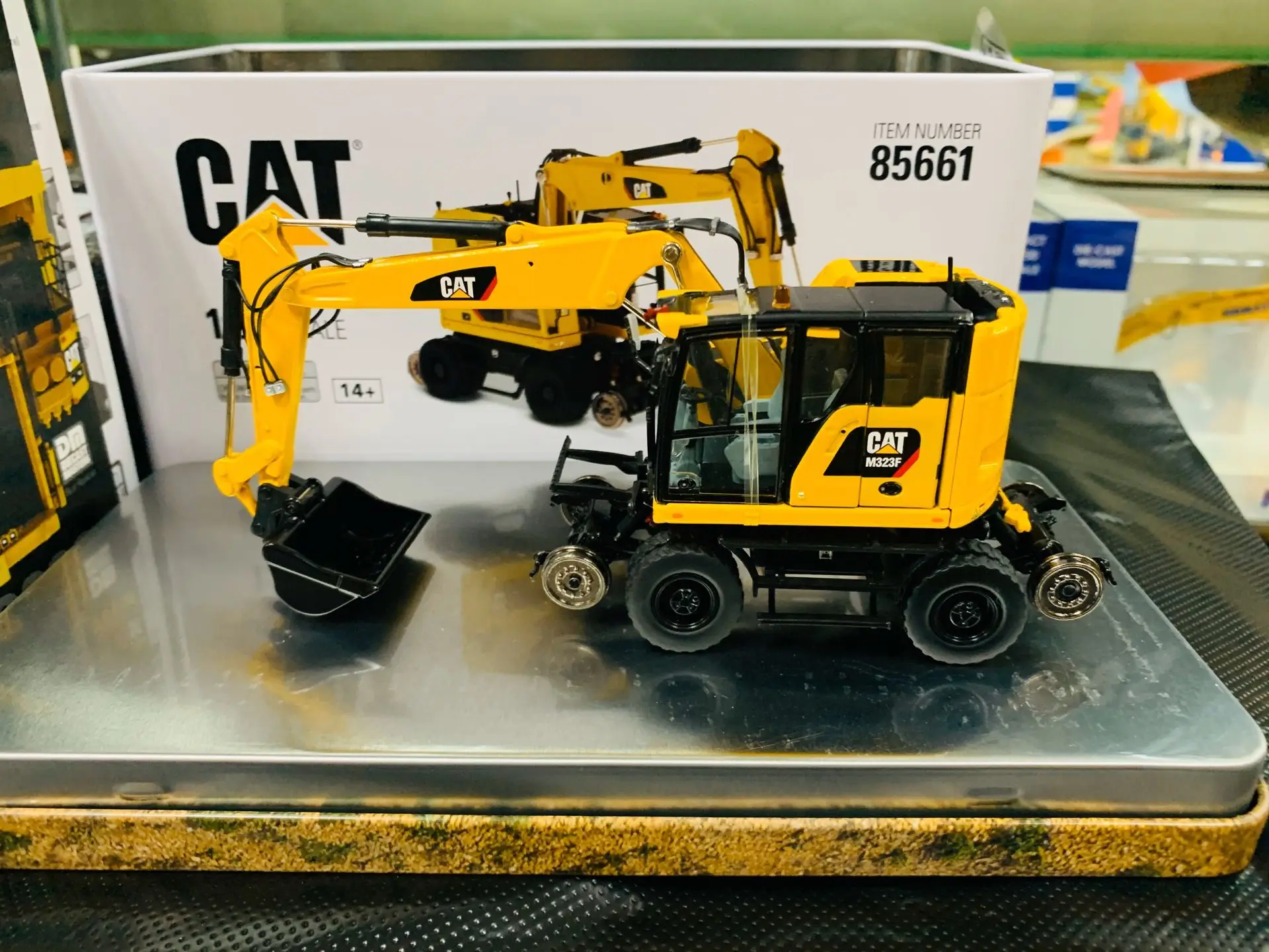 Железная дорога Caterpillar Cat M323F колесный экскаватор 1/50 бренд DieCast Masters DM85661 |