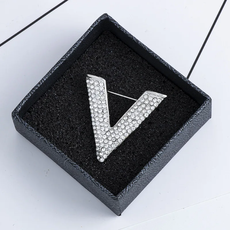 Fashion V Coat Pins Full Rhinestone Brooch значки Shirt Bag Lapel Badge Wholesale Enamel Pin Jewelry Gift