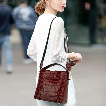 

2020 New Style Summer Women Tote Bag Female PU Bucket Bag Crocodile Pattern Handbag One Shoulder Bag Patent Messenger Ladies Bag