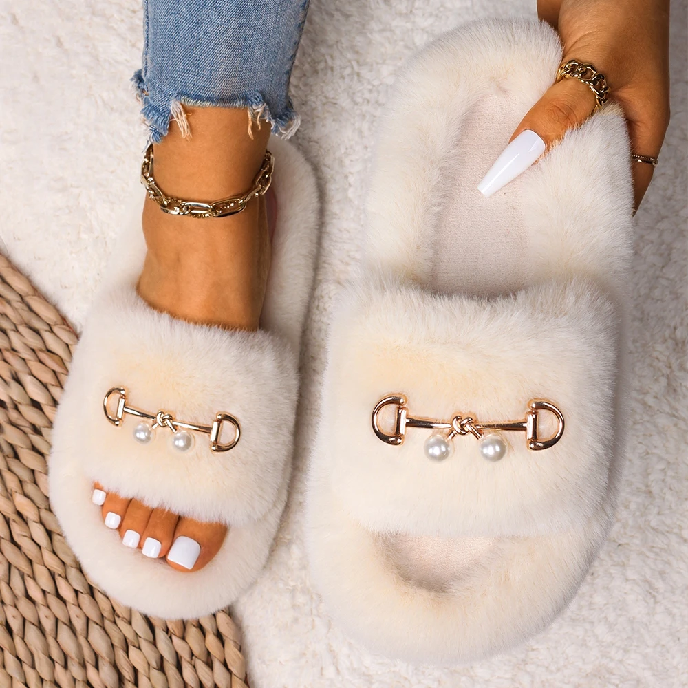 

Women Slippers For Home Pearl Buckle Decor Furry Slides Flat Faux Fur Sandals Thick Bottom Slippers Luxury Designer Winter Shoes