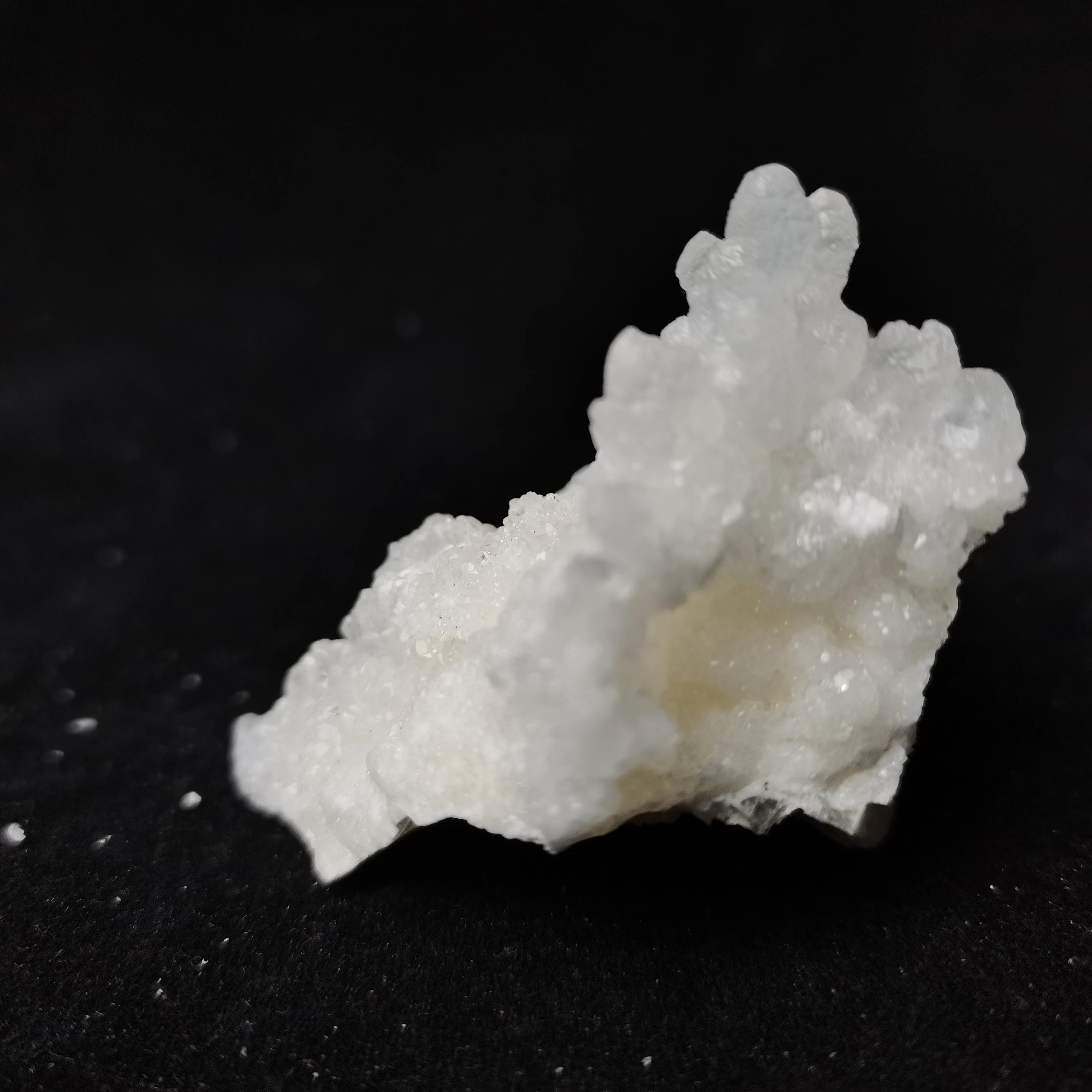 

81.0gElement samples of natural Zincite, crystal and fluorite