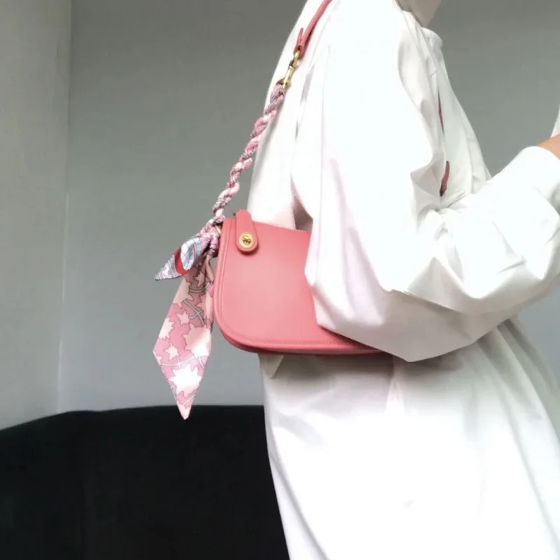 Рисунок 2 - Брендовый женский шарф-сумка