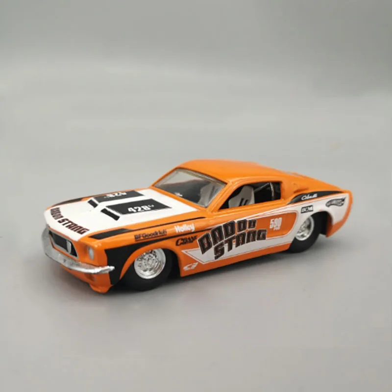 Модель спортивного автомобиля из металлического сплава в масштабе 1/43