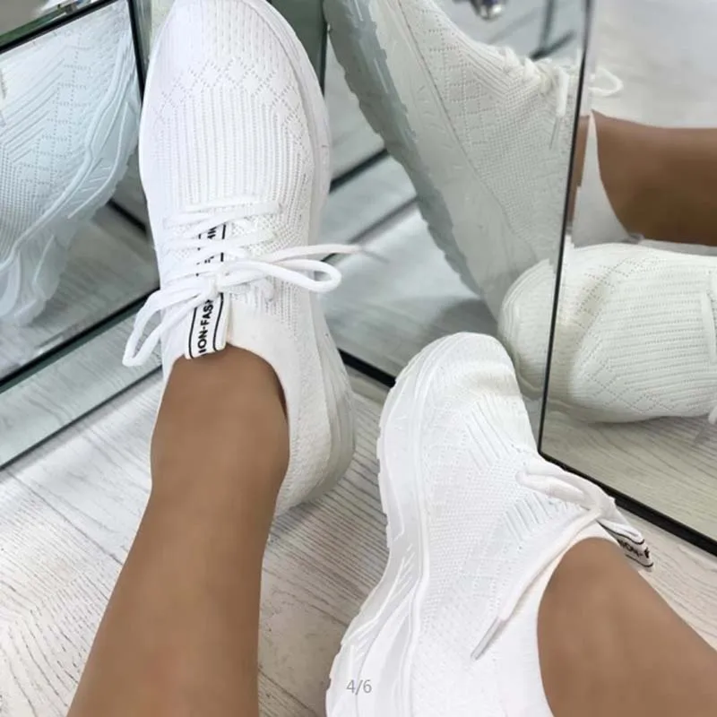 Zapatillas de deporte transpirables de malla para mujer, zapatos informales con cordones, vulcanizados, planos blancos y negros, novedad de 2021