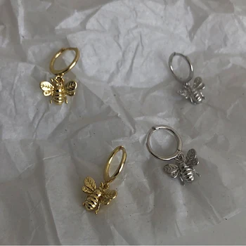 

GHIDBK Delicate Lovely Bee Pendant Huggie Hoop Earrings Statement Irregular Insects Earring Hoops Unique Design Femme Earring