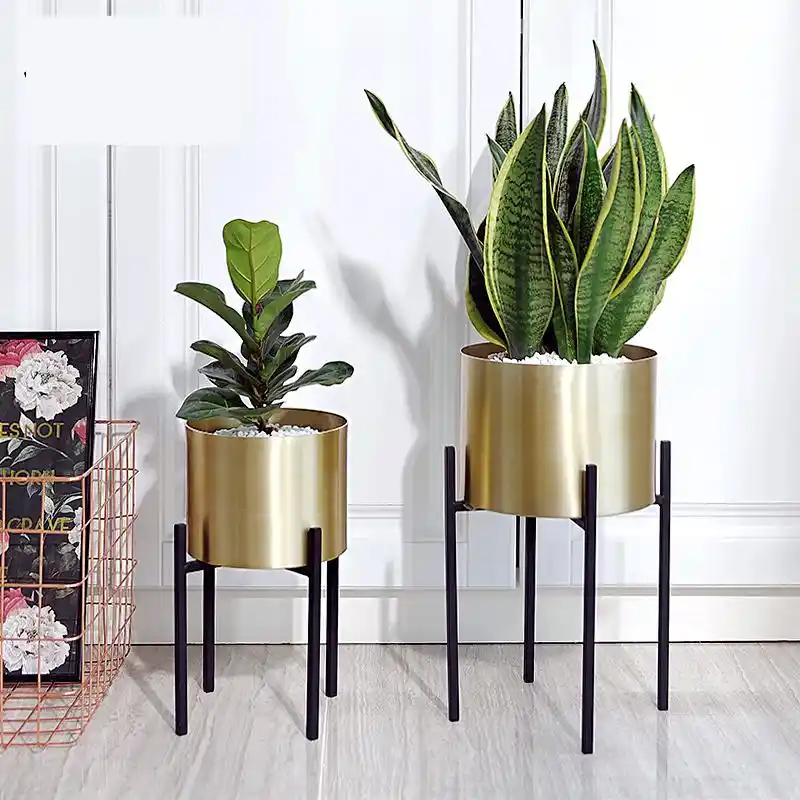 florero de pie de suelo dorado estante