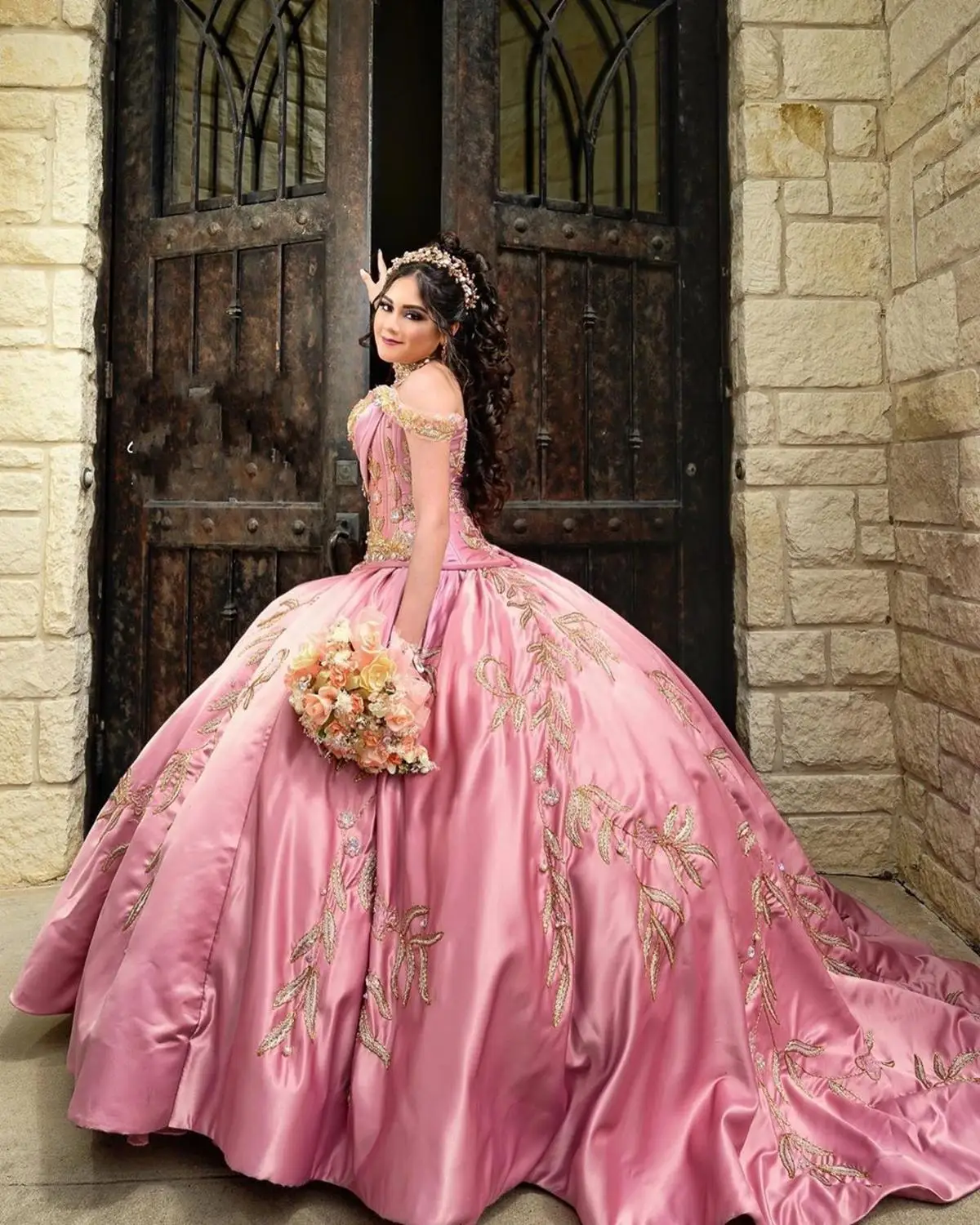 Cientos de quinceañeras mexicanas acuden a desfile de vestidos para su  fiesta